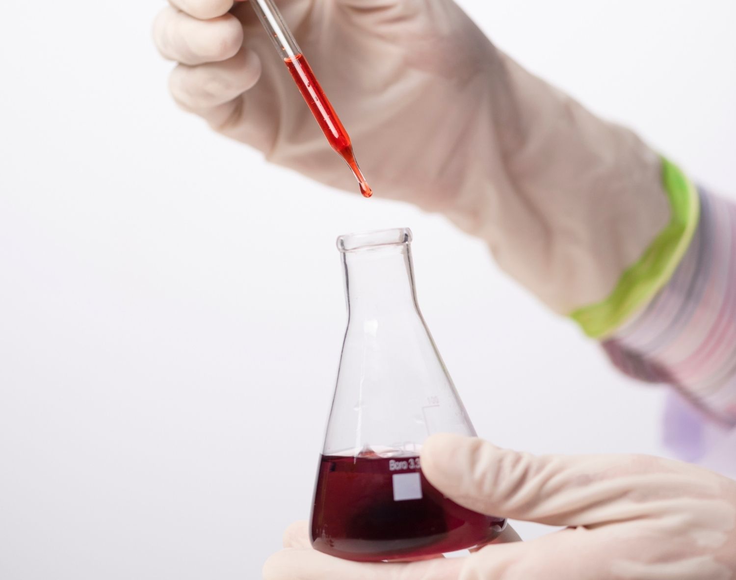 Ferric Chloride, atık su arıtma tesislerinde fosfor giderimi, renk ve ağır metal çöktürme işlemlerinde etkili bir koagülanttır. Güçlü oksitleyici ve çöktürücü özellikleri sayesinde endüstriyel ve belediye arıtma uygulamalarında yüksek performans sağlar. Özellikle yüksek yükte çalışan sistemlerde güvenilir ve verimli sonuçlar sunar.